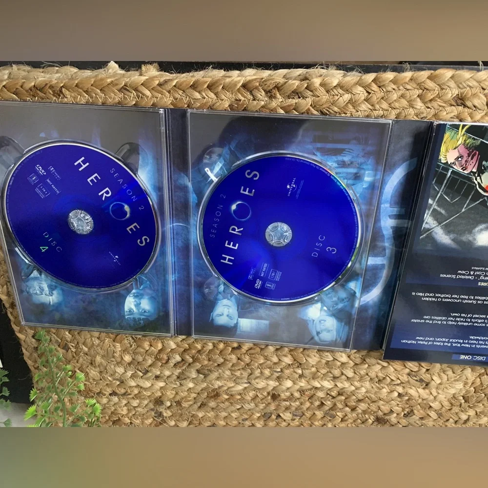 HEROS Season 2 DVD Box Set. EUC - Picture 5 of 6